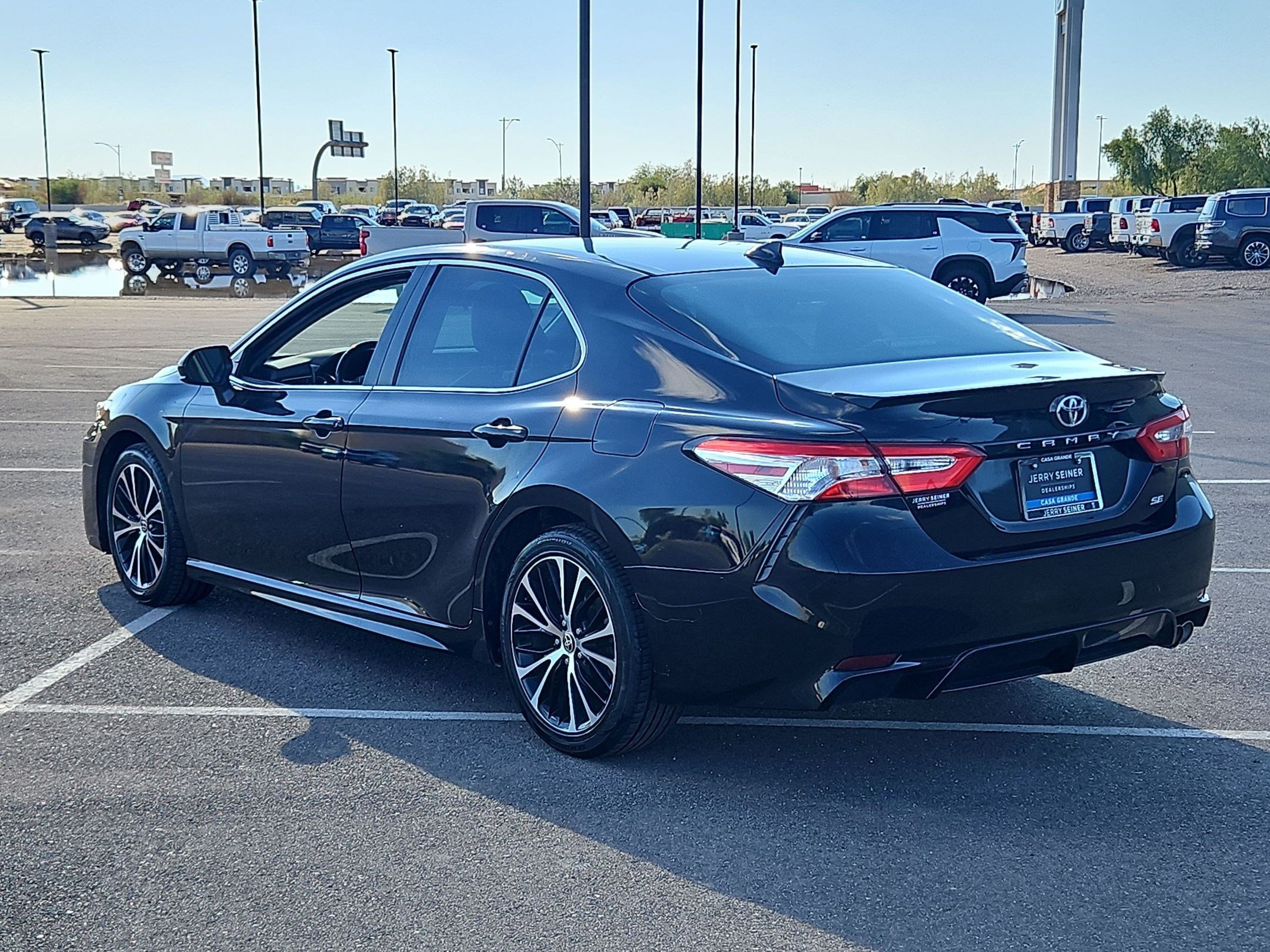 Used 2020 Toyota Camry SE FWD image 3
