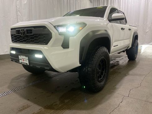 Certified 2025 Toyota Tacoma TRD Off-Road image 22