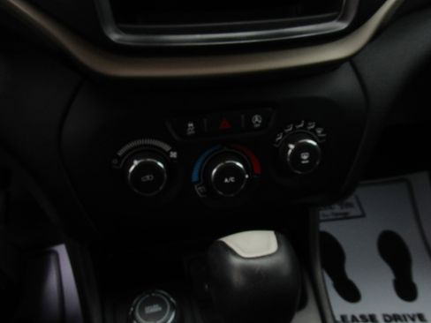 Used 2018 Jeep Cherokee Latitude w/ Altitude Package image 23