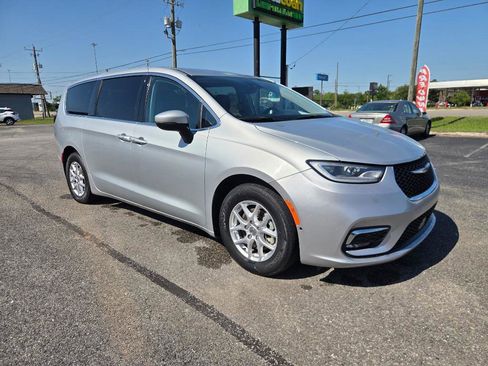 Used 2023 Chrysler Pacifica Touring-L FWD image 4