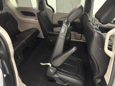 Used 2020 Chrysler Pacifica Touring-L FWD image 49