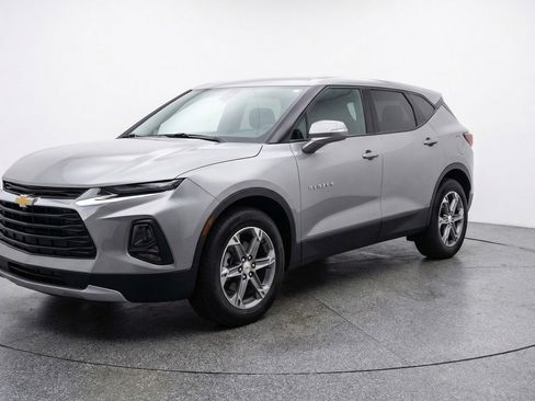 Used 2025 Chevrolet Blazer LT FWD image 3