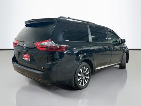 Used 2020 Toyota Sienna XLE image 6