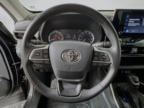 Used 2023 Toyota Highlander LE image 18