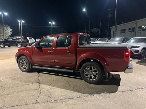 Used 2019 Nissan Frontier SL image 3