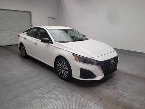 Used 2025 Nissan Altima 2.5 SV FWD image 13