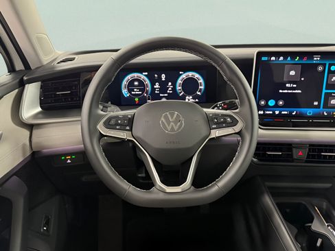 Certified 2025 Volkswagen Tiguan SE AWD/4WD image 12