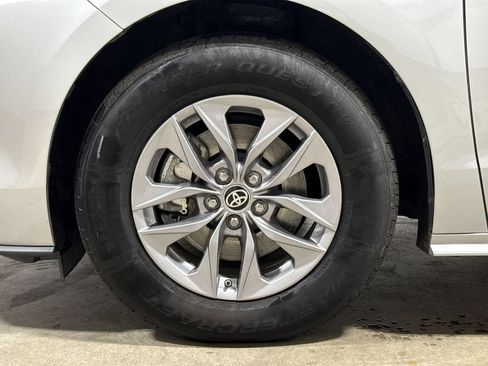 Used 2025 Toyota Sienna XLE AWD/4WD image 28