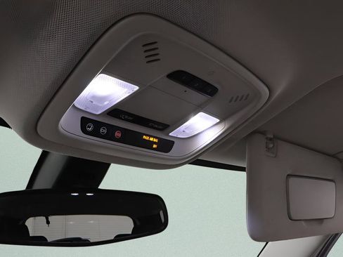 Used 2019 Chevrolet Traverse LT image 16