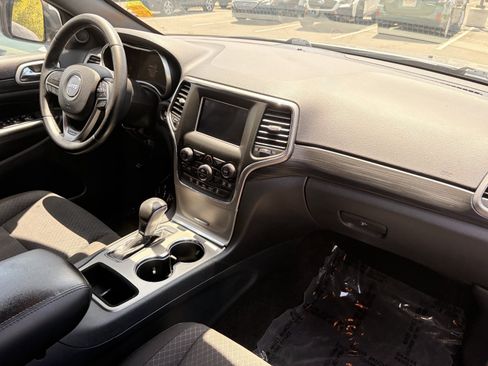 Used 2019 Jeep Grand Cherokee Laredo RWD image 11