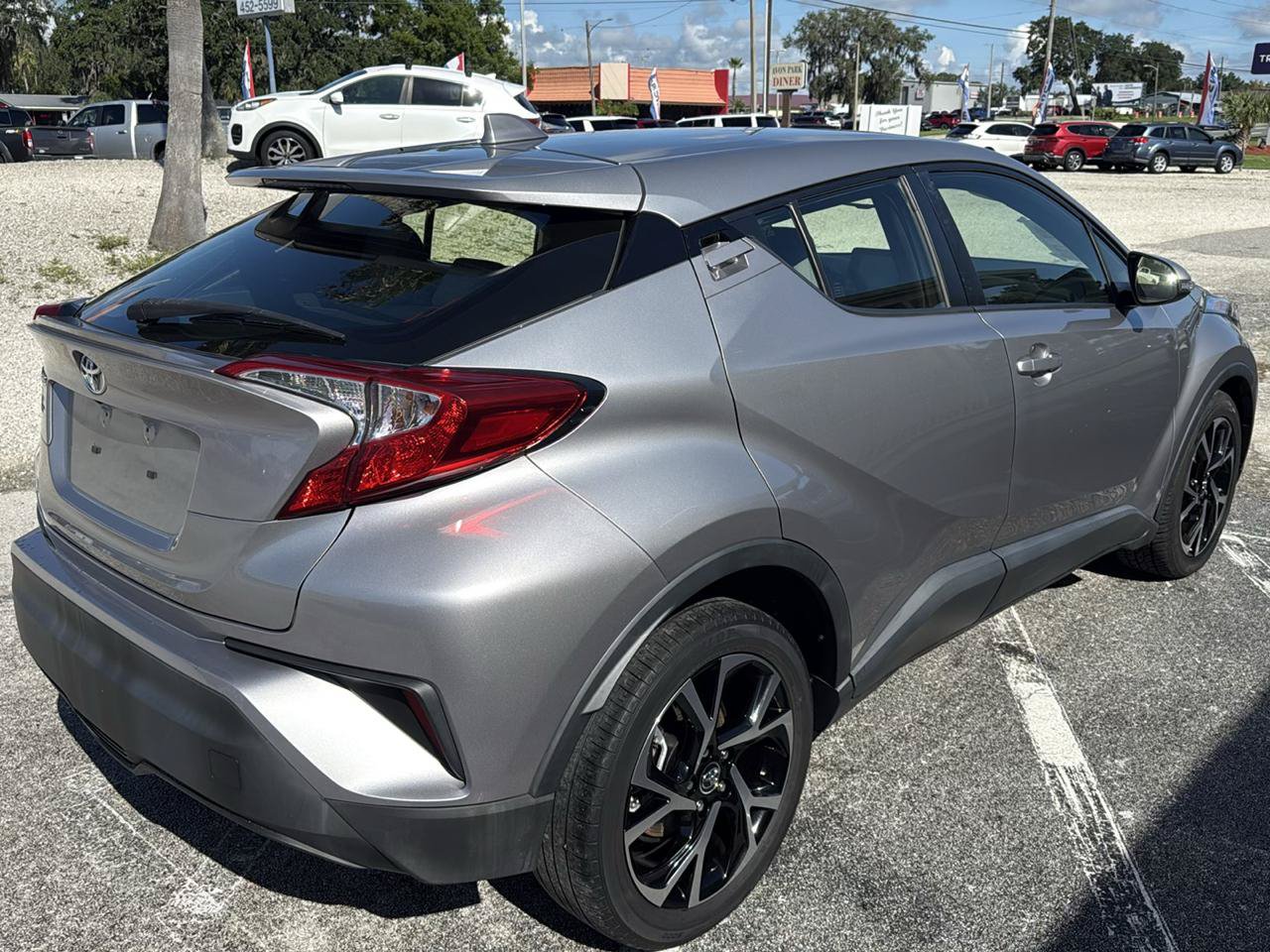 Used 2019 Toyota C-HR XLE FWD image 5