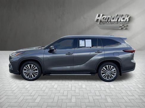 Used 2024 Toyota Highlander Platinum FWD image 7