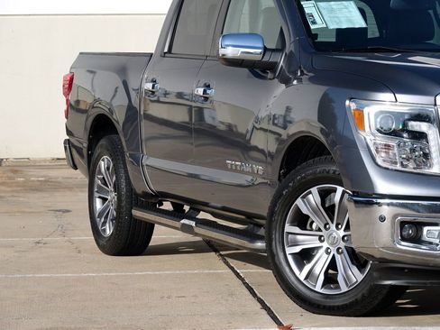 Used 2019 Nissan Titan SL image 17