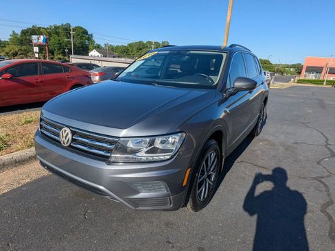 Used 2018 Volkswagen Tiguan SE w/ Panoramic Sunroof Package AWD/4WD image 3