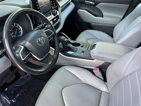 Used 2022 Toyota Highlander XLE FWD image 4