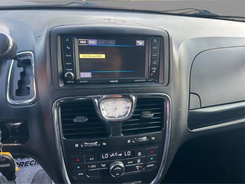 Used 2014 Chrysler Town & Country S FWD image 15