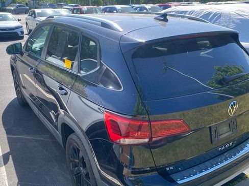 Used 2023 Volkswagen Taos SE w/ Panoramic Sunroof Package image 10