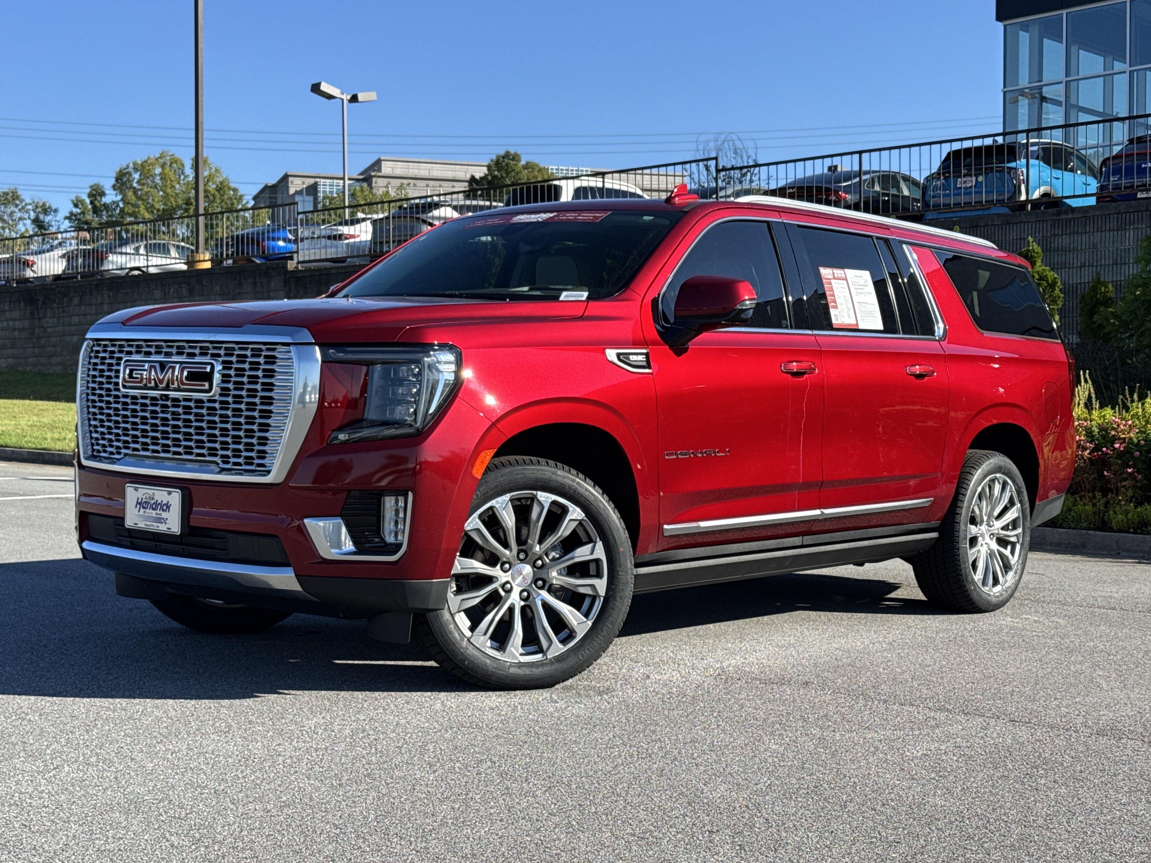 Used 2022 GMC Yukon XL Denali w/ Denali Premium Package AWD/4WD image 5