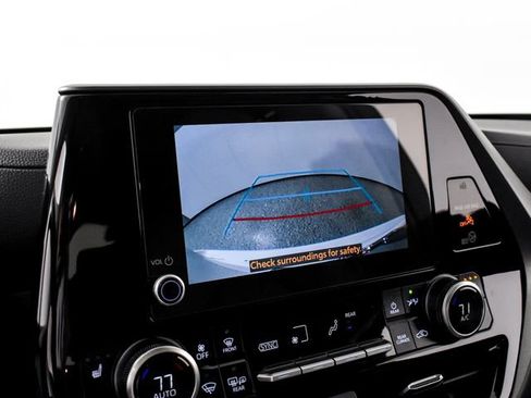 Used 2025 Toyota Highlander XLE AWD/4WD image 38