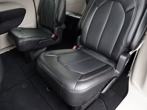 Used 2024 Chrysler Pacifica Touring-L image 26