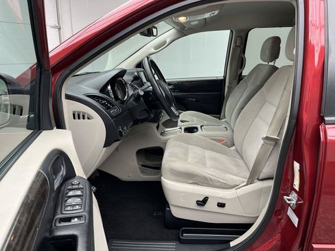 Used 2016 Dodge Grand Caravan SXT w/ UConnect Hands-Free Group FWD image 3