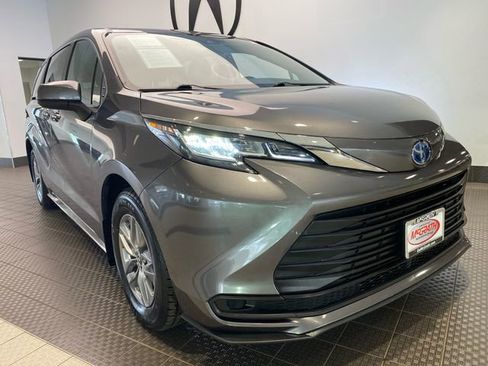 Used 2023 Toyota Sienna LE FWD image 2