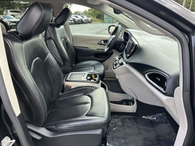 Used 2023 Chrysler Pacifica Touring-L FWD image 11