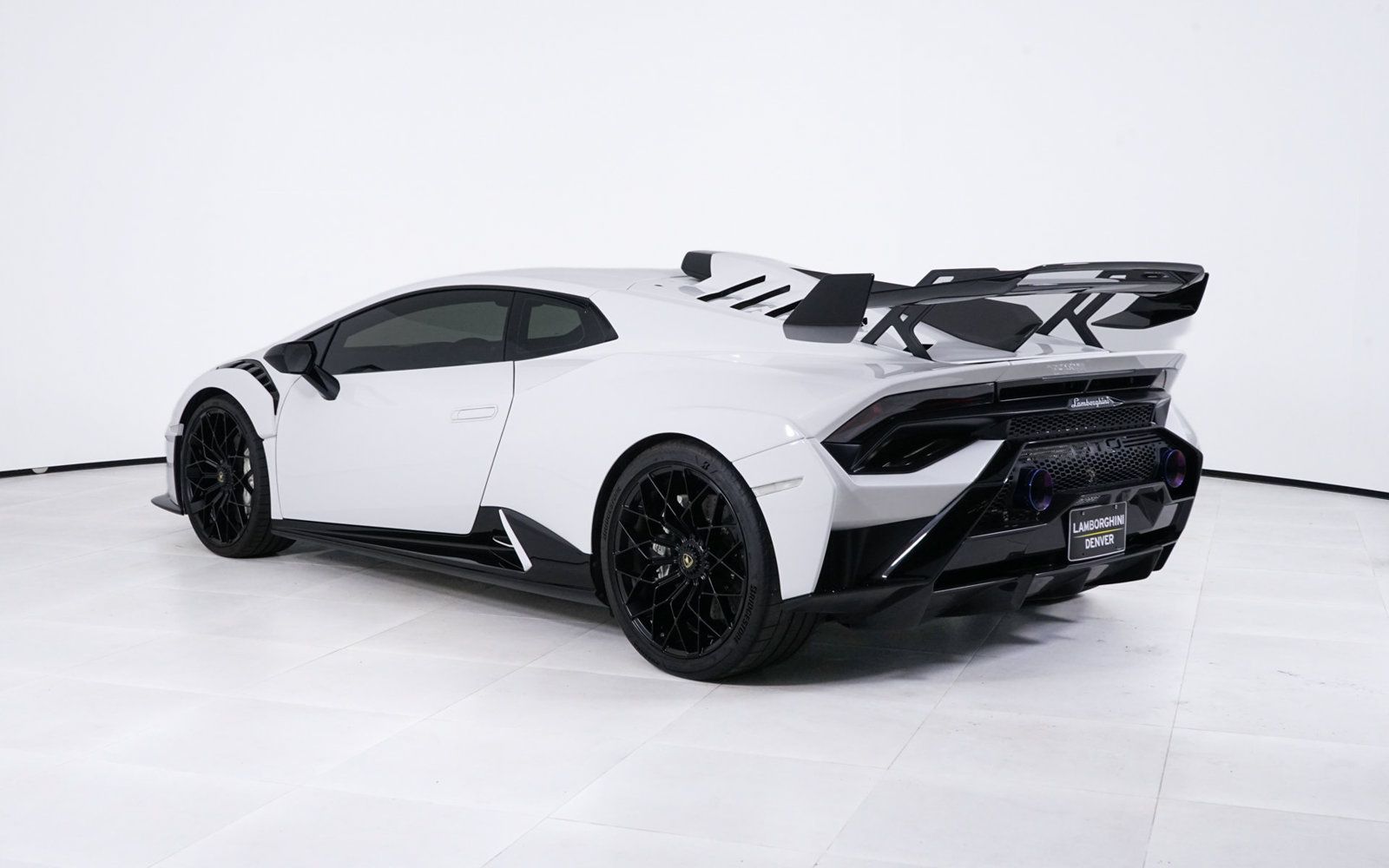 Used 2023 Lamborghini Huracan STO RWD image 3