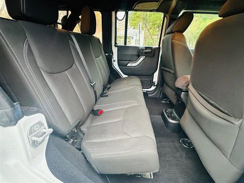 Used 2015 Jeep Wrangler Unlimited Sahara image 23