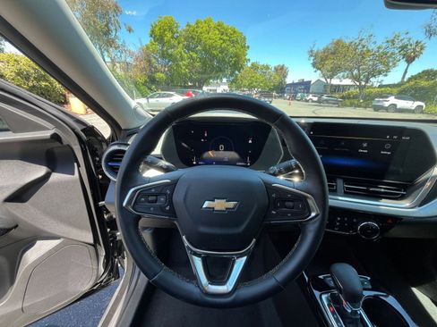 Used 2025 Chevrolet Trax LT w/ LT Convenience Package FWD image 33