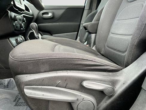 Used 2021 Jeep Renegade Latitude AWD/4WD image 20