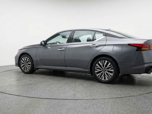 Used 2025 Nissan Altima 2.5 SV FWD image 6