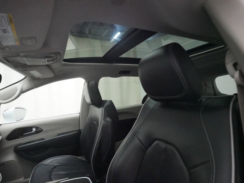 Used 2022 Chrysler Pacifica Limited FWD image 33