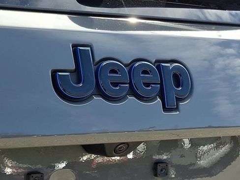 Used 2019 Jeep Grand Cherokee Laredo image 29