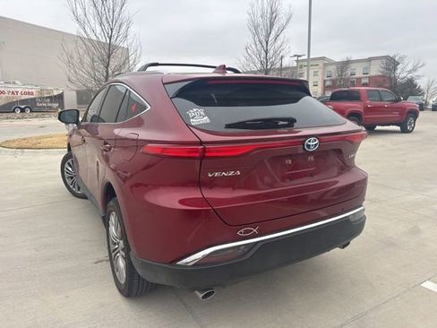 Used 2024 Toyota Venza Limited image 4