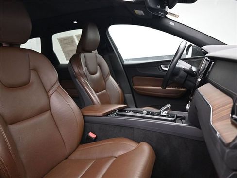 Used 2022 Volvo XC60 B5 Inscription image 36