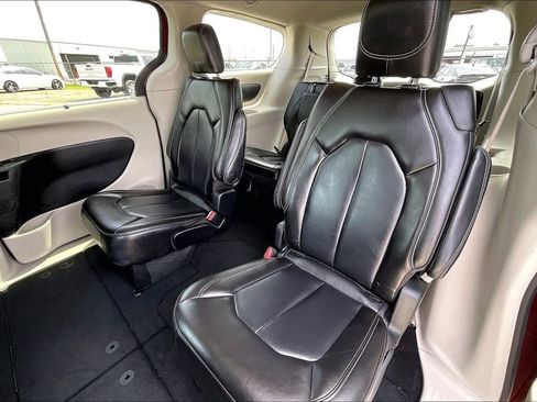 Certified 2023 Chrysler Pacifica Touring-L FWD image 19