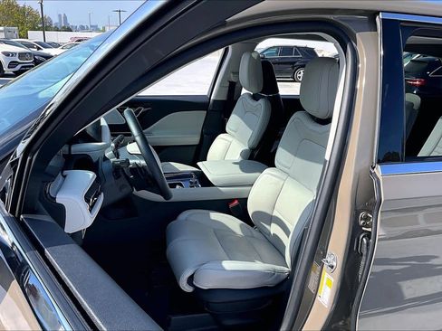 Used 2025 Lincoln Aviator Reserve w/ Equipment Group 201A image 8