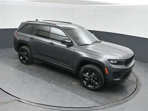 New 2025 Jeep Grand Cherokee Altitude image 27