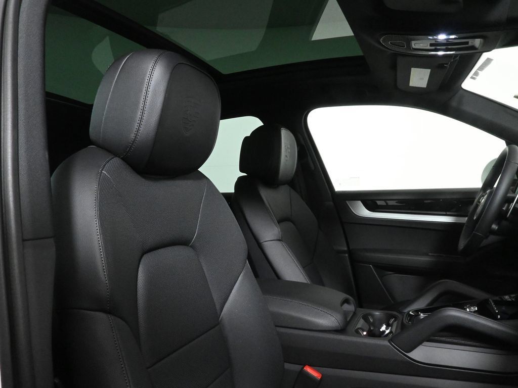 Used 2026 Porsche Cayenne AWD/4WD image 38