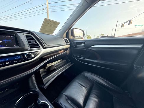 Used 2019 Toyota Highlander XLE FWD image 31