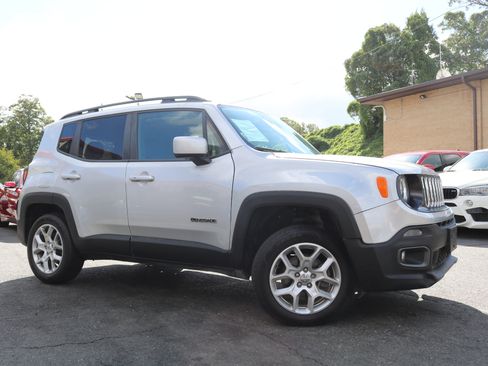 Used 2018 Jeep Renegade Latitude w/ UConnect 8.4 Nav Group image 7