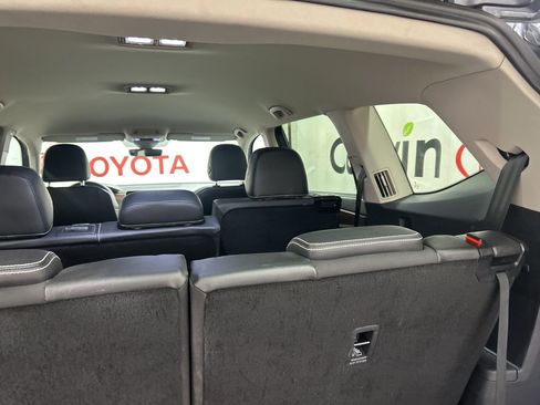 Used 2025 Volkswagen Atlas SE AWD/4WD image 17