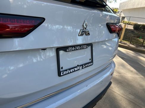 Used 2022 Mitsubishi Outlander ES image 17