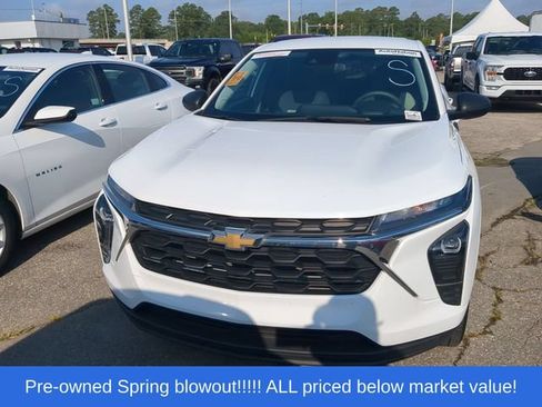 Used 2025 Chevrolet Trax LS FWD image 6