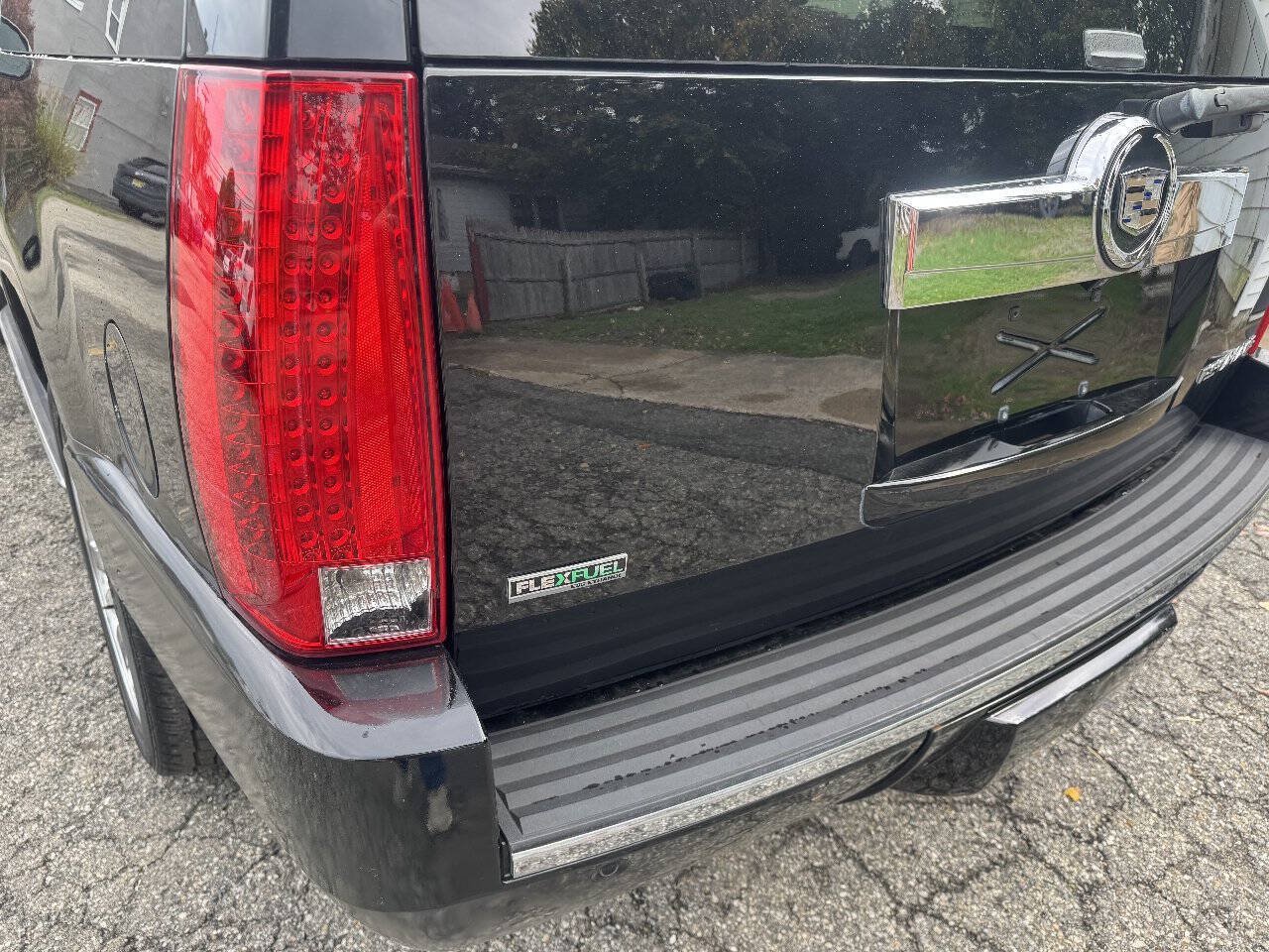Used 2011 Cadillac Escalade ESV AWD w/ Livery Package image 10