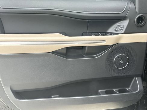 Used 2024 Ford Expedition Limited image 10