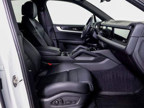 Used 2024 Porsche Cayenne image 8