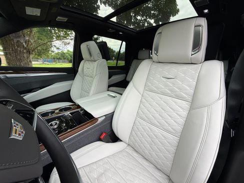 Used 2025 Cadillac Escalade Sport Platinum w/ LPO, Floor Liner Package AWD/4WD image 24