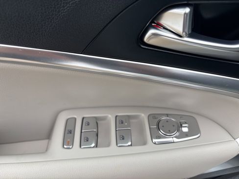 Used 2025 Genesis G70 2.5T image 11